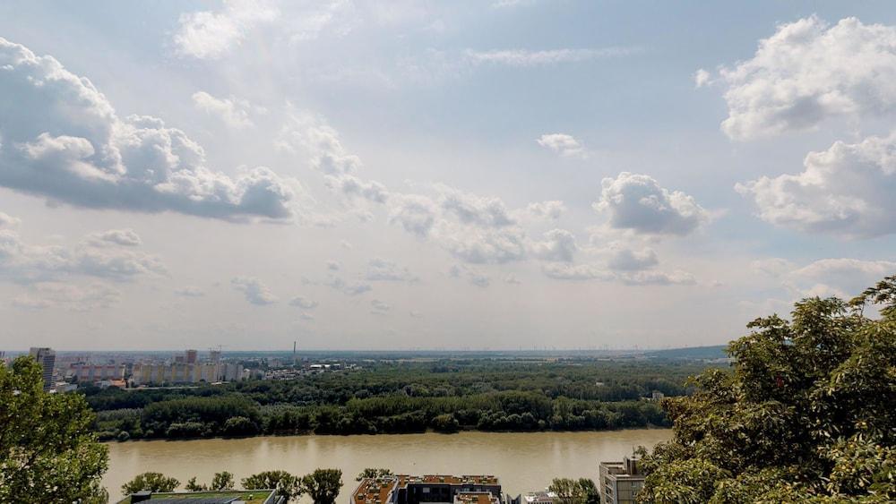 River View Apartments Hotel Bratislava Eksteriør billede