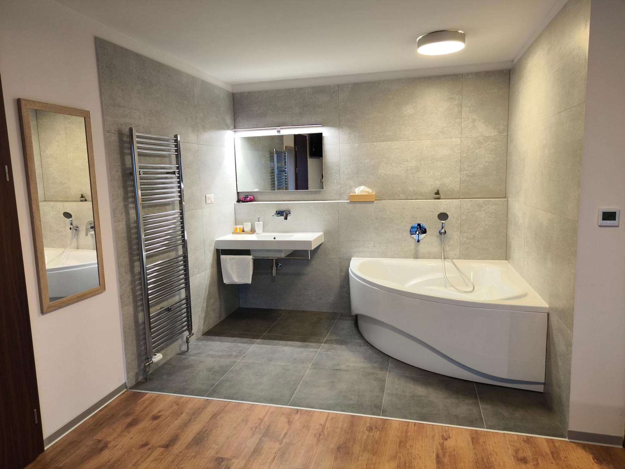 River View Apartments Hotel Bratislava Eksteriør billede